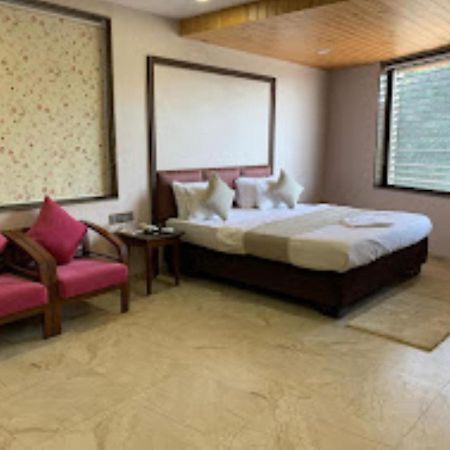 Hotel Radhe Ānand Екстериор снимка